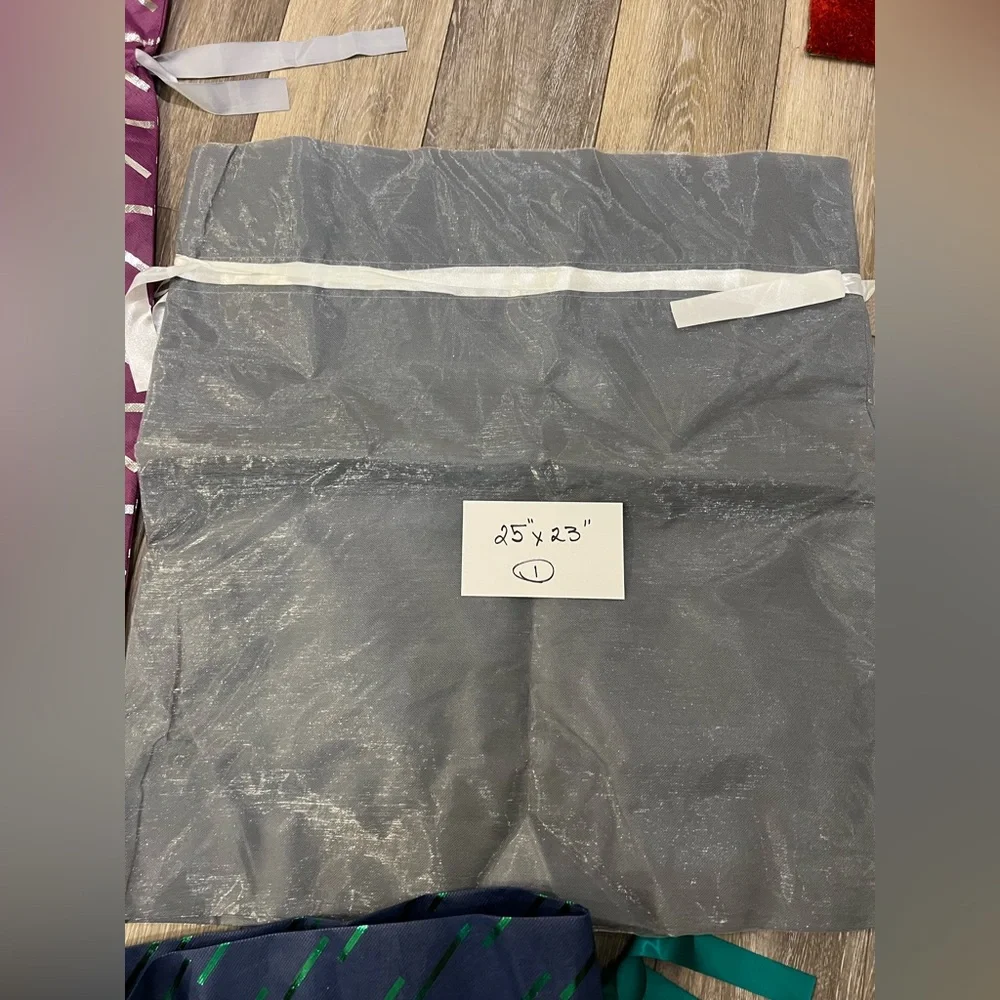 Brand New-Set of 4 Gift Bags